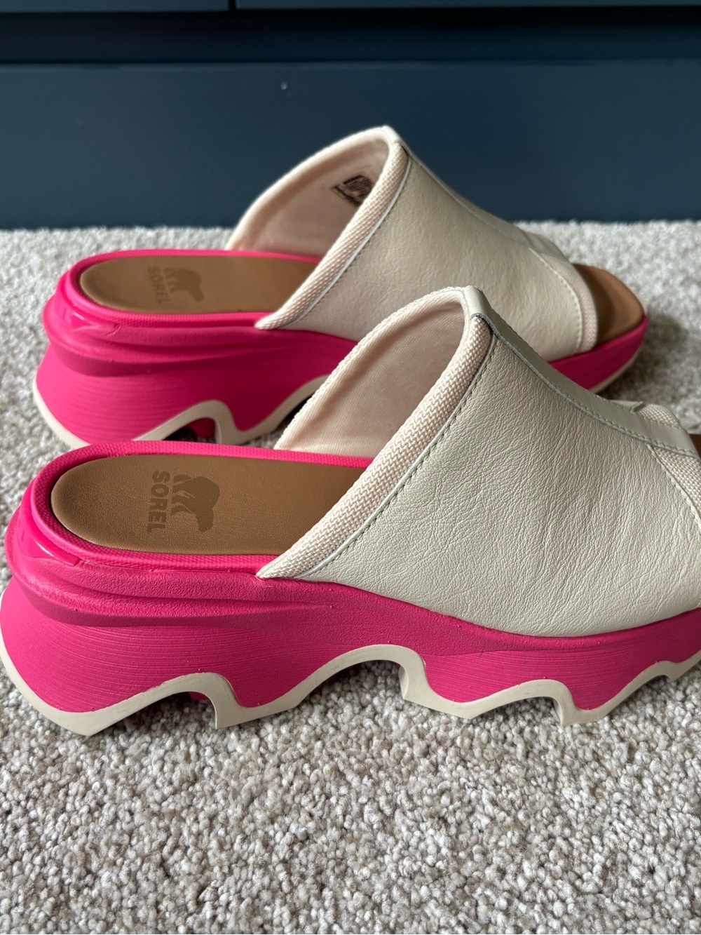 New in box Sorel size 8 leather slide on sandal with wavy pink soles - Picture 3 of 3